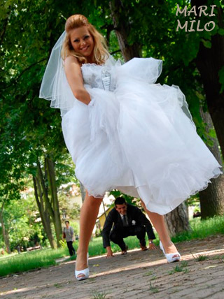 Bröllopsklänning och den vackra bruden