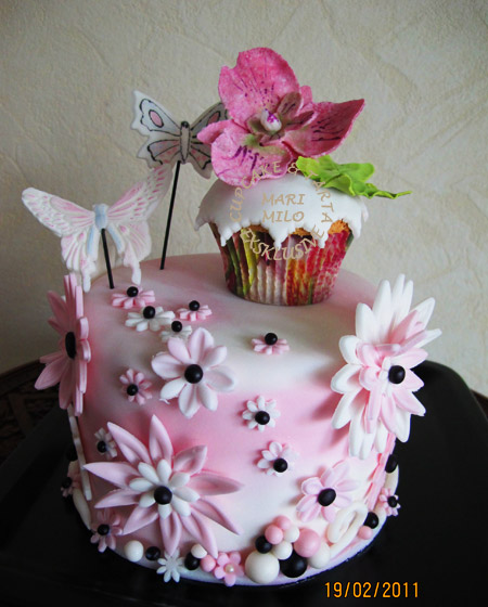 Rosa tårta och cupcakes