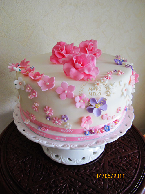 Vit, rosa och lila tårta