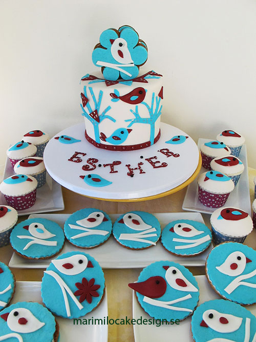 Tårta, cupcakes och dekorerade kakor med fåglar