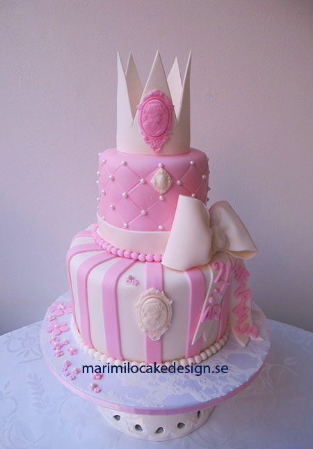 Dopptårta eller födelsedagstårta med prinsesskrona