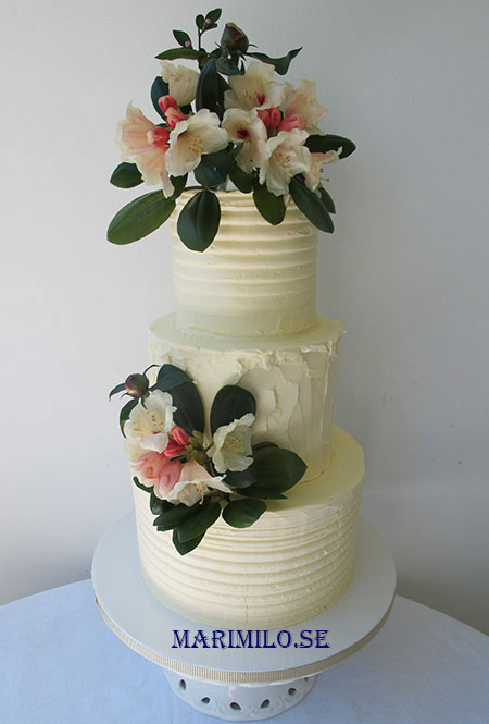 Bröllopstårta och färska riktiga blommor