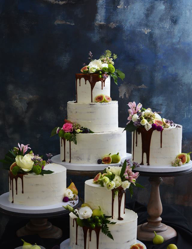 Drip Cake Choklad Bröllopstårta Med Färska Blommor 
